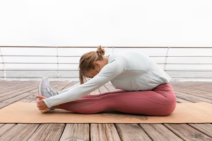 Persona realizando una postura suave de yoga en un espacio tranquilo